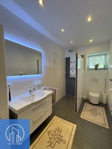 WC und Badezimmer von WO1+2 Top-Kapitalanlage: Mehrfamilienhaus mit 5 Wohneinheiten, alle vermietet.