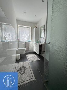 WC und Badezimmer von WO1+2 Top-Kapitalanlage: Mehrfamilienhaus mit 5 Wohneinheiten, alle vermietet.